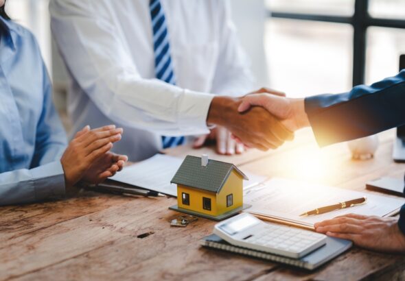 Real,Estate,Agent,Deliver,Model,Homes,To,Customers.,Mortgage,Contracts,
