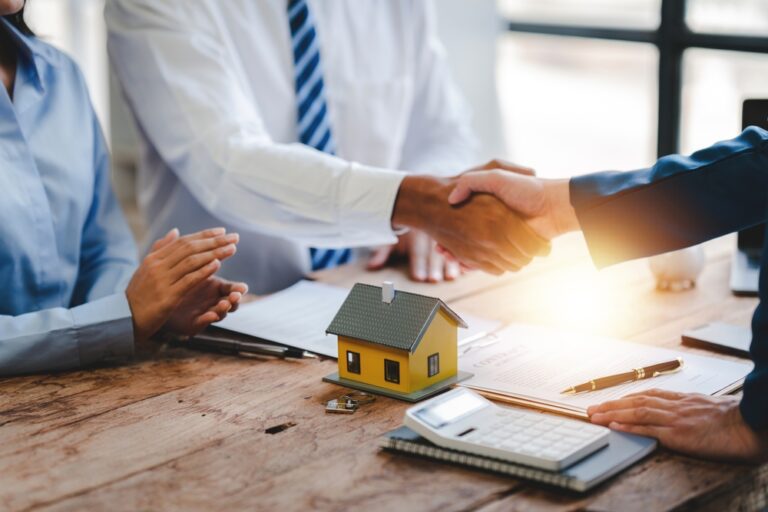 Real,Estate,Agent,Deliver,Model,Homes,To,Customers.,Mortgage,Contracts,