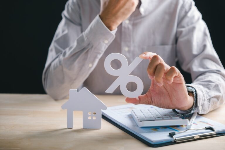 Hand,Holds,Large,Percent,Symbol,Calculating,Home,Property,Real,Estate