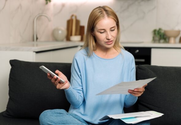 Digital,Payment,Concepts.,Young,Woman,Checking,Electricity,Statements,Or,Gas