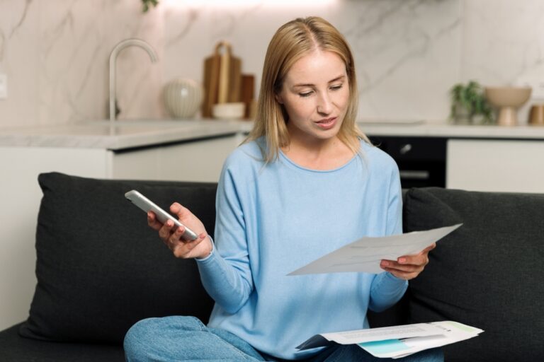 Digital,Payment,Concepts.,Young,Woman,Checking,Electricity,Statements,Or,Gas