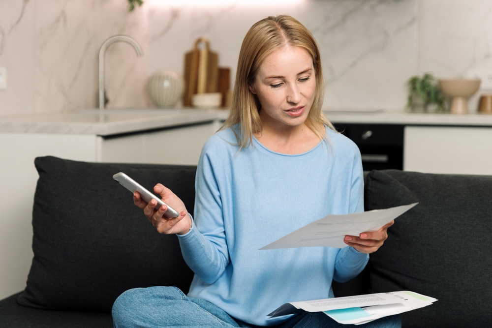 Digital,Payment,Concepts.,Young,Woman,Checking,Electricity,Statements,Or,Gas