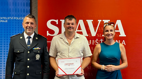 slavia-a-policie-cr-ocenily-muze-ktery-na-zlinsku-zachranil-ztraceneho-seniora