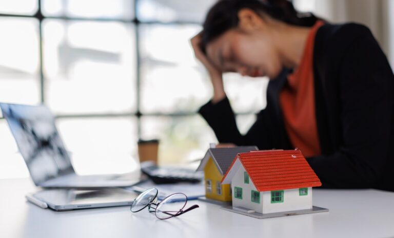 Asian,Business,Woman,Sitting,And,Calculating,Expenses,And,Mortgage,With