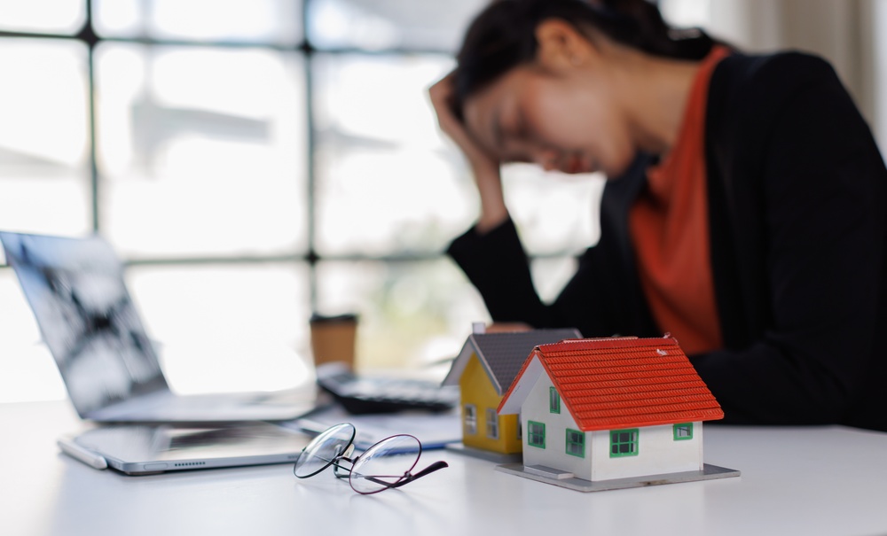 Asian,Business,Woman,Sitting,And,Calculating,Expenses,And,Mortgage,With