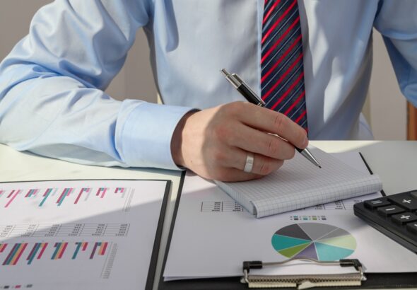 Investment,Advisor,Reviewing,Market,Research,Charts,,Financial,Investment,,Stock,Market