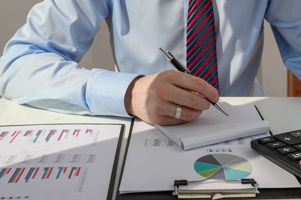 Investment,Advisor,Reviewing,Market,Research,Charts,,Financial,Investment,,Stock,Market
